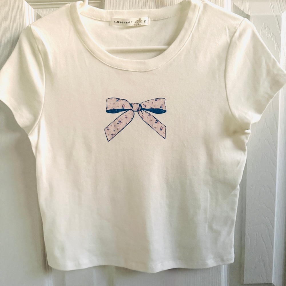 Altar'd State White Short Sleeve Tee with Pink & Blue Bow ( Size L) - NEW